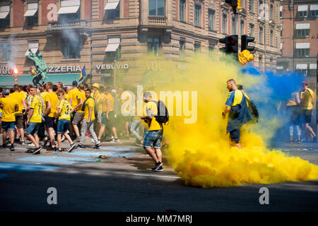 Kopenhagen, Dänemark. Bröndby IF Football Supporters Flut in die Straße vom Rathausplatz in Kopenhagen, Trinken, Beleuchtung Feuerwerk und Sperrung des Verkehrs vor dem Dänischen Pokalspiel. Bild: Hugh Mitton/Alamy leben Nachrichten Stockfoto