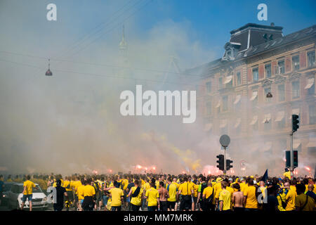 Kopenhagen, Dänemark. Bröndby IF Football Supporters Flut in die Straße vom Rathausplatz in Kopenhagen, Trinken, Beleuchtung Feuerwerk und Sperrung des Verkehrs vor dem Dänischen Pokalspiel. Bild: Hugh Mitton/Alamy leben Nachrichten Stockfoto