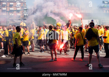 Kopenhagen, Dänemark. Bröndby IF Football Supporters Flut in die Straße vom Rathausplatz in Kopenhagen, Trinken, Beleuchtung Feuerwerk und Sperrung des Verkehrs vor dem Dänischen Pokalspiel. Bild: Hugh Mitton/Alamy leben Nachrichten Stockfoto