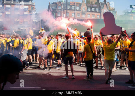 Kopenhagen, Dänemark. Bröndby IF Football Supporters Flut in die Straße vom Rathausplatz in Kopenhagen, Trinken, Beleuchtung Feuerwerk und Sperrung des Verkehrs vor dem Dänischen Pokalspiel. Bild: Hugh Mitton/Alamy leben Nachrichten Stockfoto