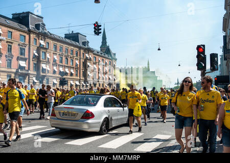 Kopenhagen, Dänemark. Bröndby IF Football Supporters Flut in die Straße vom Rathausplatz in Kopenhagen, Trinken, Beleuchtung Feuerwerk und Sperrung des Verkehrs vor dem Dänischen Pokalspiel. Bild: Hugh Mitton/Alamy leben Nachrichten Stockfoto