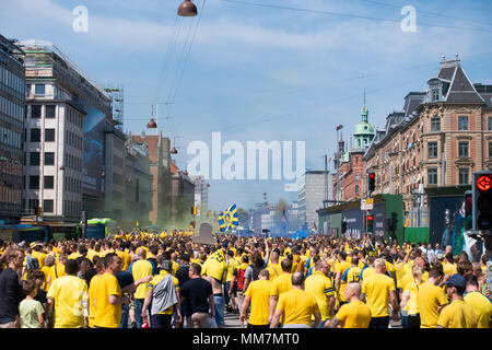 Kopenhagen, Dänemark. Bröndby IF Football Supporters Flut in die Straße vom Rathausplatz in Kopenhagen, Trinken, Beleuchtung Feuerwerk und Sperrung des Verkehrs vor dem Dänischen Pokalspiel. Bild: Hugh Mitton/Alamy leben Nachrichten Stockfoto