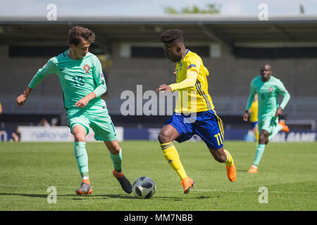 Jack Lahne (Schweden) übernimmt Francisco Saldanha (Portugal) während der 2018 UEFA U-17 Meisterschaft Gruppe B Spiel zwischen Schweden und Portugal bei Pirelli Stadion am 10. Mai 2018 in Burton upon Trent, England. (Foto von Richard Burley/phcimages.com) Stockfoto