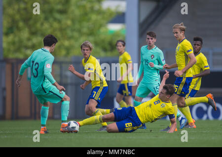 Kevin Ackermann (Schweden) rutscht in den Ball für den Nick von Francisco Saldanha (Portugal) während der 2018 UEFA U-17 Meisterschaft Gruppe B Spiel zwischen Schweden und Portugal bei Pirelli Stadion am 10. Mai 2018 in Burton upon Trent, England. (Foto von Richard Burley/phcimages.com) Stockfoto