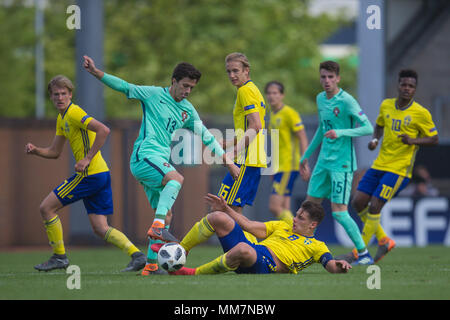 Kevin Ackermann (Schweden) rutscht in die Kugel zu Nick weg von Francisco Saldanha (Portugal) während der 2018 UEFA U-17 Meisterschaft Gruppe B Spiel zwischen Schweden und Portugal bei Pirelli Stadion am 10. Mai 2018 in Burton upon Trent, England. (Foto von Richard Burley/phcimages.com) Stockfoto