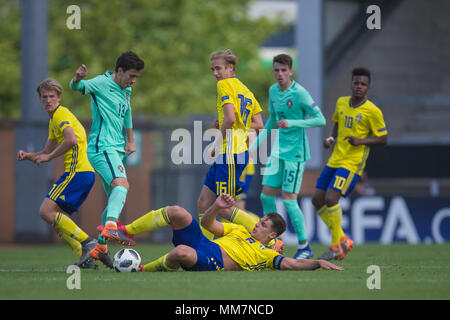 Kevin Ackermann (Schweden) rutscht in die Kugel zu Nick weg von Francisco Saldanha (Portugal) während der 2018 UEFA U-17 Meisterschaft Gruppe B Spiel zwischen Schweden und Portugal bei Pirelli Stadion am 10. Mai 2018 in Burton upon Trent, England. (Foto von Richard Burley/phcimages.com) Stockfoto