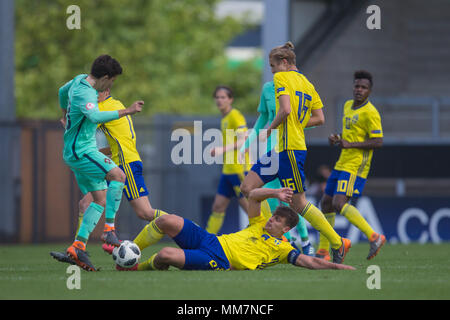 Kevin Ackermann (Schweden) rutscht in den Ball für den Nick von Francisco Saldanha (Portugal) während der 2018 UEFA U-17 Meisterschaft Gruppe B Spiel zwischen Schweden und Portugal bei Pirelli Stadion am 10. Mai 2018 in Burton upon Trent, England. (Foto von Richard Burley/phcimages.com) Stockfoto