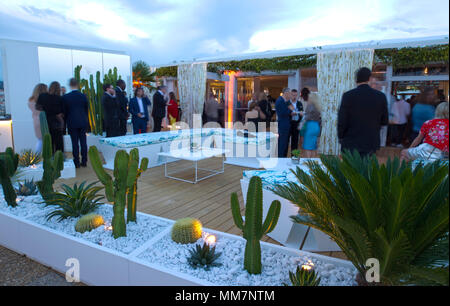 Cannes, Frankreich. 10. Mai, 2018. Cannes, Frankreich - 10. Mai 2018: Cannes Film Festival, Mouton Cadet Wein Bar Atmosphäre | Verwendung der weltweiten Kredit: dpa/Alamy leben Nachrichten Stockfoto