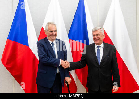 Warschau, Polen. 10. Mai, 2018. Der tschechische Präsident Milos Zeman, Links, trifft der Leiter des polnischen Senats Stanislaw Karczewski bei seinem Besuch in Warschau, Polen, 10. Mai 2018. Quelle: David Tanecek/CTK Photo/Alamy leben Nachrichten Stockfoto