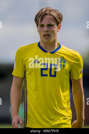 Burton upon Trent, Großbritannien. 10. Mai 2018. 10. Mai, Pirelli Stadium, Burton upon Trent, England; UEFA U17 Europameisterschaft, Schweden und Portugal; Samuel Olsson aus Schweden Quelle: Aktion Plus Sport Bilder/Alamy leben Nachrichten Stockfoto