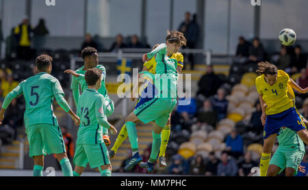 Burton upon Trent, Großbritannien. 10. Mai 2018. 10. Mai, Pirelli Stadium, Burton upon Trent, England; UEFA U17 Europameisterschaft, Schweden und Portugal; Rasmus Wikstrom von Schweden wird über Bernardo Silva von Portugal der Ball in Richtung Portugal Ziel Gutschrift zu Kopf: Aktion Plus Sport Bilder/Alamy leben Nachrichten Stockfoto