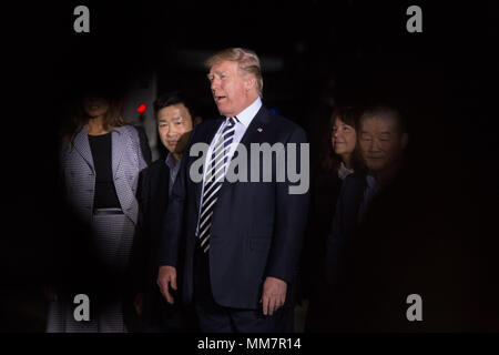 Washington, DC, USA. 10. Mai, 2018. Präsident Donald Trump Adressen der Medien bei Joint Base Andrews neben drei Amerikaner, die nach der Inhaftierung in Nordkorea freigegeben. Quelle: Michael Candelori/ZUMA Draht/Alamy leben Nachrichten Stockfoto