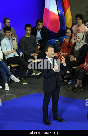 10. Mai 2018, Aachen, Deutschland: Der französische Präsident Emmanuel Längestrich beantwortet wurden, nachdem die Verleihung des Karlspreises zu ihm die Fragen der Studenten. Längestrich hat den Internationalen Karlspreis für seine Verdienste um die europäische Einigung in Aachen verliehen. Foto: Henning Kaiser/dpa Stockfoto