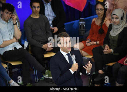10. Mai 2018, Aachen, Deutschland: Der französische Präsident Emmanuel Längestrich beantwortet wurden, nachdem die Verleihung des Karlspreises zu ihm die Fragen der Studenten. Längestrich hat den Internationalen Karlspreis für seine Verdienste um die europäische Einigung in Aachen verliehen. Foto: Henning Kaiser/dpa Stockfoto