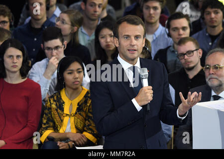 10. Mai 2018, Aachen, Deutschland: Der französische Präsident Emmanuel Längestrich beantwortet wurden, nachdem die Verleihung des Karlspreises zu ihm die Fragen der Studenten. Längestrich hat den Internationalen Karlspreis für seine Verdienste um die europäische Einigung in Aachen verliehen. Foto: Henning Kaiser/dpa Stockfoto