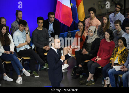 10. Mai 2018, Aachen, Deutschland: Der französische Präsident Emmanuel Längestrich beantwortet wurden, nachdem die Verleihung des Karlspreises zu ihm die Fragen der Studenten. Längestrich hat den Internationalen Karlspreis für seine Verdienste um die europäische Einigung in Aachen verliehen. Foto: Henning Kaiser/dpa Stockfoto