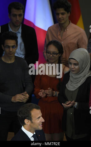 10. Mai 2018, Aachen, Deutschland: Fragen der französische Präsident Emmanuel Längestrich beantworten Studenten nach Erhalt die Verleihung des Karlspreises. Längestrich hat den Internationalen Karlspreis für seine Verdienste um die europäische Einigung in Aachen verliehen. Foto: Henning Kaiser/dpa Stockfoto