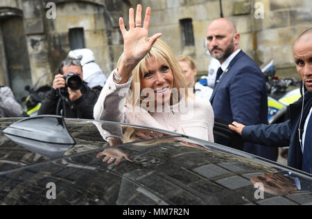 10. Mai 2018, Aachen, Germany: Die Frau des französischen Präsidenten Brigitte Längestrich grüßt die Zuschauer vor dem Rathaus. Längestrich hat den Internationalen Karlspreis für seine Verdienste um die europäische Einigung in Aachen verliehen. Foto: Henning Kaiser/dpa Stockfoto
