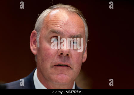 Washington, USA. 10. Mai, 2018. United States Innenminister Ryan Zinke zeugt von Kongreß bezeugt vor der Senat Mittel Ausschuss bei einer Anhörung über das Geschäftsjahr 2019 Budget auf dem Capitol Hill in Washington, DC am 10. Mai 2018. Credit: Foto Access/Alamy leben Nachrichten Stockfoto