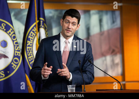 Washington, USA. 10. Mai, 2018. Sprecher des Abgeordnetenhauses Paul Ryan, Republikaner von Wisconsin, spricht mit Reportern während seiner wöchentlichen Pressekonferenz auf der United States Capitol in Washingon, DC am 10. Mai 2018. Credit: Foto Access/Alamy leben Nachrichten Stockfoto