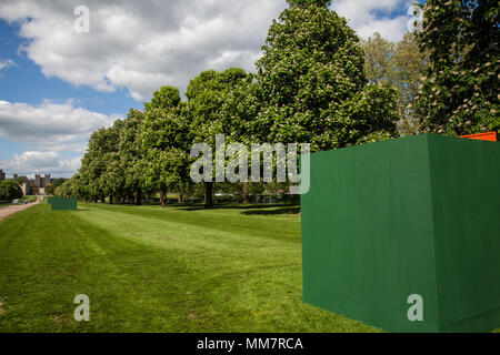 Windsor, Großbritannien. 10. Mai, 2018. Die Vorbereitungen für die Hochzeit von Prinz Harry und Meghan Markle weiterhin neben der Langen im Windsor Great Park gehen mit der Installation von angehobenen Plattformen für die Medien. Credit: Mark Kerrison/Alamy leben Nachrichten Stockfoto