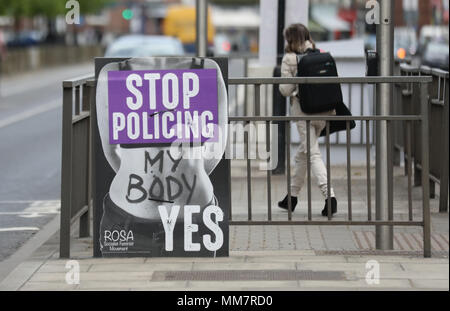 Dublin, Irland. 10. Mai 2018. 10/5/2018. Abtreibung Poster Dublin. Abstimmung Ja Poster auf Anzeige in Dublin City als Datum für das Referendum in der 8. Änderung der Verfassung. Das Referendum wird gehalten, um die Wähler die Möglichkeit, die Änderung, die den Frauen den Zugang zu Abtreibung Kündigung Einrichtungen in der Republik Irland zur Aufhebung zu geben. Foto: Eamonn Farrell/RollingNews. ie Credit: RollingNews.ie/Alamy leben Nachrichten Stockfoto