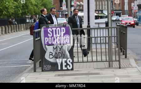 Dublin, Irland. 10. Mai 2018. 10/5/2018. Abtreibung Poster Dublin. Abstimmung Ja Poster auf Anzeige in Dublin City als Datum für das Referendum in der 8. Änderung der Verfassung. Das Referendum wird gehalten, um die Wähler die Möglichkeit, die Änderung, die den Frauen den Zugang zu Abtreibung Kündigung Einrichtungen in der Republik Irland zur Aufhebung zu geben. Foto: Eamonn Farrell/RollingNews. ie Credit: RollingNews.ie/Alamy leben Nachrichten Stockfoto