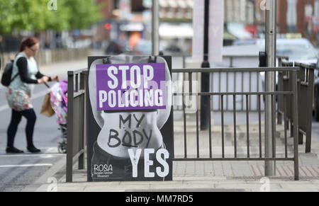 Dublin, Irland. 10. Mai 2018. 10/5/2018. Abtreibung Poster Dublin. Abstimmung Ja Poster auf Anzeige in Dublin City als Datum für das Referendum in der 8. Änderung der Verfassung. Das Referendum wird gehalten, um die Wähler die Möglichkeit, die Änderung, die den Frauen den Zugang zu Abtreibung Kündigung Einrichtungen in der Republik Irland zur Aufhebung zu geben. Foto: Eamonn Farrell/RollingNews. ie Credit: RollingNews.ie/Alamy leben Nachrichten Stockfoto