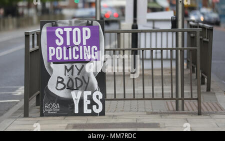 Dublin, Irland. 10. Mai 2018. 10/5/2018. Abtreibung Poster Dublin. Abstimmung Ja Poster auf Anzeige in Dublin City als Datum für das Referendum in der 8. Änderung der Verfassung. Das Referendum wird gehalten, um die Wähler die Möglichkeit, die Änderung, die den Frauen den Zugang zu Abtreibung Kündigung Einrichtungen in der Republik Irland zur Aufhebung zu geben. Foto: Eamonn Farrell/RollingNews. ie Credit: RollingNews.ie/Alamy leben Nachrichten Stockfoto