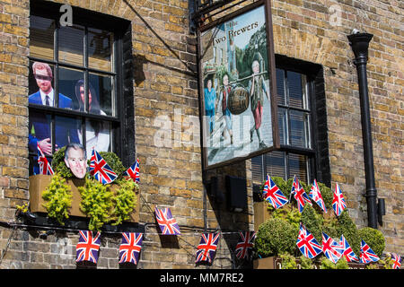 Windsor, Großbritannien. 10. Mai, 2018. Die beiden Brauereien Pub ist eine von vielen Unternehmen rund um die Innenstadt dekoriert mit Bunting und Pappe Ausschnitte von Prinz Harry und Meghan Markle in der Vorbereitung für ihre Hochzeit am 19. Mai. Credit: Mark Kerrison/Alamy leben Nachrichten Stockfoto