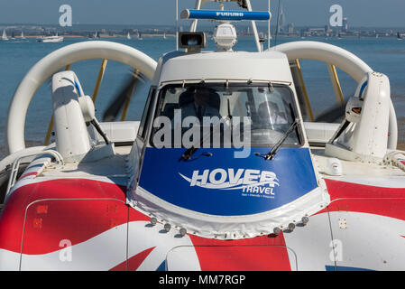 Das Cockpit eines modernen Kreuz Solent hovercraft auf der Helling in Ryde auf der Isle of Wight gerade aus southsea hovertravel in Portsmouth angekommen.. Stockfoto