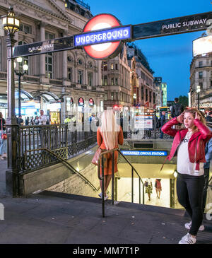 Frau außerhalb der Piccadilly Circus U-Bahn-Station Lonon UK stehend Stockfoto