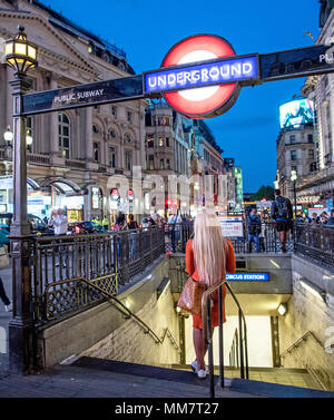 Frau außerhalb der Piccadilly Circus U-Bahn-Station Lonon UK stehend Stockfoto