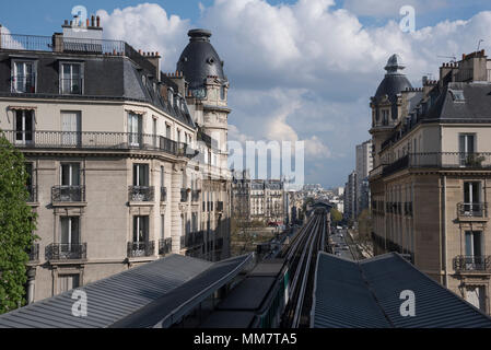 Mit Blick auf die Passy métro Zustand in Richtung Pont de Bir-Hakeim, Paris, Frankreich Stockfoto