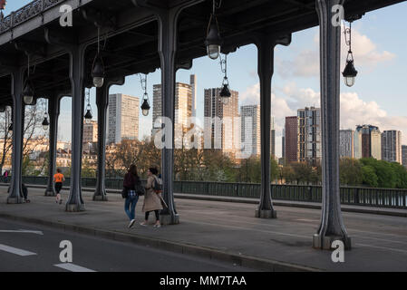 Blicken Sie durch Pont de Bir-Hakeim zu den Wolkenkratzern von Grenelle, Beaugrenelle und Port de Grenelle im the15. Arrondissement, Paris, Frankreich Stockfoto