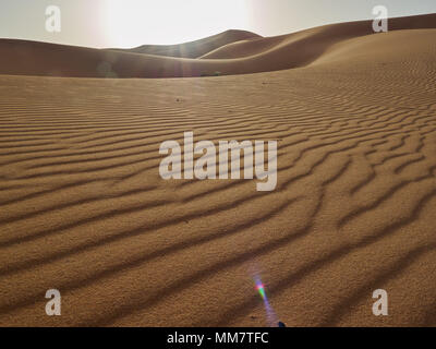 Dünen und Wellen der Sand der Wüste Sahara in der Abendsonne, Merzouga, Marokko. Stockfoto
