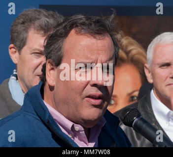 Kansas City, USA, 31. Oktober 2014 New Jersey Governor Chris Christy ist von Republikanern an eine Kampagne bus tour stop Rallye außerhalb des Kansas City Motor Speedway Race track in Unterstützung von Senator Pat Roberts, läuft zur Wiederwahl umgeben Stockfoto