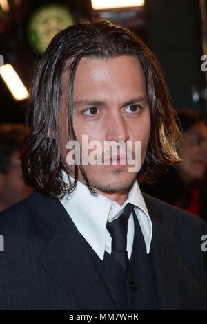 Aus der Hölle Premiere auf dem Westwood Village Theater in Los Angeles. Oktober 17, 2001. 13. DeppJohnny jpgDeppJohnny 13 Red Carpet Event, Vertikal, USA, Filmindustrie, Prominente, Fotografie, Bestof, Kunst, Kultur und Unterhaltung, Topix Prominente Fashion/Vertikal, Besten, Event in Hollywood Leben - Kalifornien, Roter Teppich und backstage, USA, Film, Stars, Film Stars, TV Stars, Musik, Promis, Fotografie, Bestof, Kunst, Kultur und Unterhaltung, Topix, headshot, vertikal, eine Person aus dem Jahr 2001, Anfrage tsuni@Gamma-USA.com Stockfoto