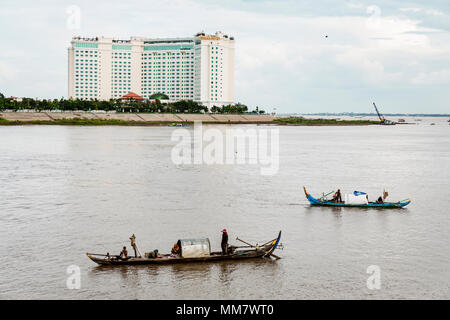 Fischer auf Boote am Mekong. Im Hintergrund die Sokha Phnom Penh Hotel & Residence. Phnom Penh, Kambodscha, Südostasien, Asien Stockfoto