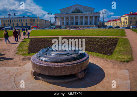 ST. PETERSBURG, Russland, 01. MAI 2018: Exchange Gebäude auf der Landzunge der Insel Vasilyevsky mit metallischen Struktur in Font, der an einem sonnigen Tag in St. Petersburg, Russland Stockfoto