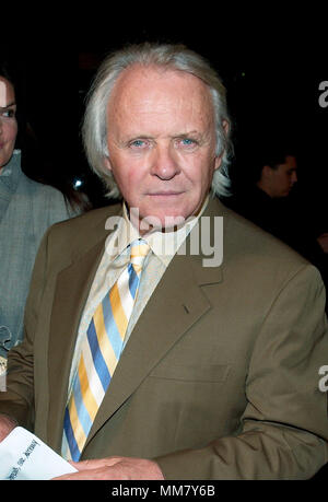 Anthony Hopkins posiert bei der Premiere von Gosford Park an der Akademie der Künste und Wissenschaften in Los Angeles. 7. Dezember 2001. 09. HopkinsAnthony jpgHopkinsAnthony 09 Red Carpet Event, Vertikal, USA, Filmindustrie, Prominente, Fotografie, Bestof, Kunst, Kultur und Unterhaltung, Topix Prominente Fashion/Vertikal, Besten, Event in Hollywood Leben - Kalifornien, Roter Teppich und backstage, USA, Film, Stars, Film Stars, TV Stars, Musik, Promis, Fotografie, Bestof, Kunst, Kultur und Unterhaltung, Topix, headshot, vertikal, eine Person, von der das Jahr, Stockfoto