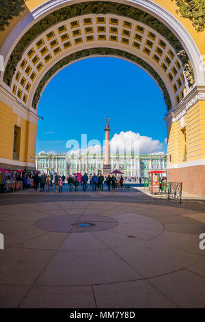 ST. PETERSBURG, Russland, 01. MAI 2018: Blick über den Schlossplatz durch Arch der Gebäude in Sankt Petersburg Stadt mit Menschen ejoying die Aussicht an einem sonnigen Tag Stockfoto