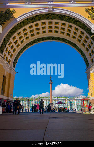 ST. PETERSBURG, Russland, 01. MAI 2018: Blick über den Schlossplatz durch Arch der Gebäude in Sankt Petersburg Stadt mit Menschen ejoying die Aussicht an einem sonnigen Tag Stockfoto