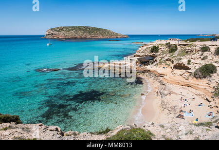 Panorama-aufnahme von Illa de Bosc, der von einer kleinen Bucht in der Nähe von Platja de Comte in Ibiza, Spanien. Stockfoto