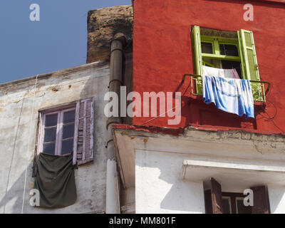 Wand des Hauses in den Quadraten von Rot und Weiß gehalten, auf der Windows Kleider aufzuhängen, modernes Design von den Wänden. Stockfoto