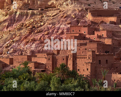Alte Gebäude der Medina Tinghir, groß rosa Häuser mit schmalen Fenstern von Palmen, Marokko umgeben. Stockfoto