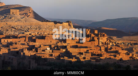 Ksar, befestigte Stadt von Ait Ben Haddou am Hang im Hohen Atlas Gebirge, Ouarzazate, Marokko, Foto Panorama. Stockfoto