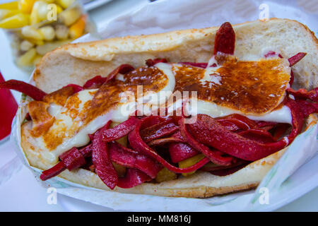 Sehr lecker und so berühmt Izmir sandwich namens kumru mit Käse, Salat und Würstchen Stockfoto