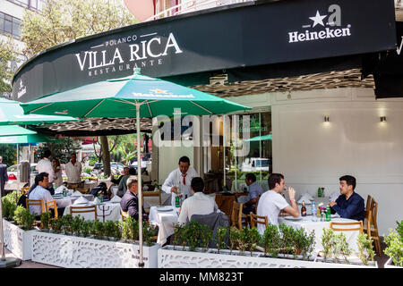 Mexiko-Stadt, Polanco, Hispanic, Immigranten, Mexikaner, Villa Rica, Restaurant Restaurants Essen Essen Essen Café Cafés, Essen im Freien, Mann Männer männlich, waite Stockfoto