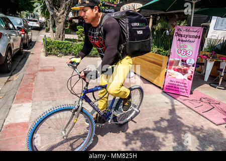 Mexiko-Stadt, Polanco, Hispanic, Immigranten, Mexikaner, Mann Männer männlich, Lieferung Junge, uber isst, Fahrrad Fahrräder Radfahren Reiten Fahrrad Fahrer bi Stockfoto